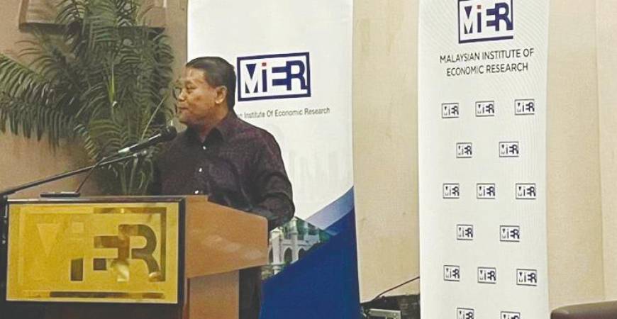 Nor Azmie speaking at the Malaysian Institute of Economic Research Brown Bag Talk titled ‘RMK13: Policy Empowerment to Sustain Economic Growth’ today.