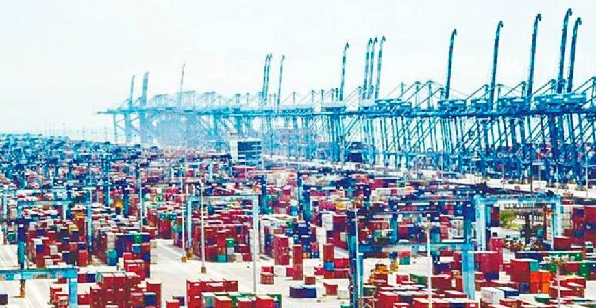 Standard Chartered’s report reveals that 76% of corporates in Malaysia see geopolitical conflict as the top issue in shaping the future of trade. – Bernama filepic
