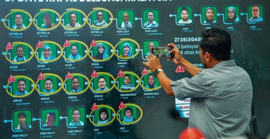 Media personnel monitor the live Closed-Circuit Television (CCTV) feed of the Global Sumud Flotilla (GSF) voyage to update the latest information on Malaysians who were intercepted and have lost contact while en route to Gaza, at the Sumud Nusantara Command Centre (SNCC) on Thursday (October 2) - BERNAMAPIX