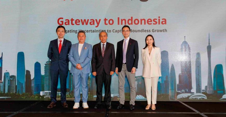 DBS Hong Kong in collaboration with edge hosted the “Gateway to Indonesia: Navigating Uncertainties to Capture Boundless Growth” conference in Hong Kong. (From right) April Lam, Co-Founder of edge; Boris Chan, Managing Director and Head of Institutional Banking Group, DBS Bank Hong Kong; Yul Edison, Consul General of the Republic of Indonesia in Hong Kong; Andrew You, Co-Founder of edge; Patrick Lau, Managing Director and Head of Corporate Banking, Institutional Banking Group, DBS Bank Hong Kong.