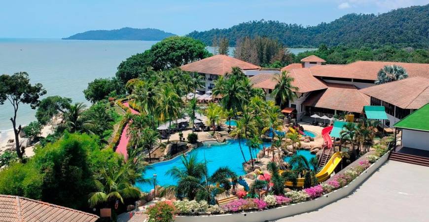 DoubleTree by Hilton Damai Laut is an oasis along the beach. – BUZZ TEAM