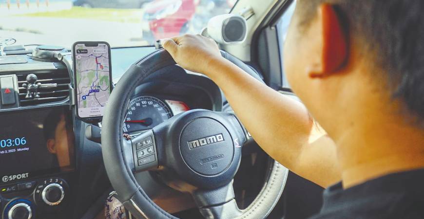 E-hailing drivers are finding it difficult to make ends meet due to falling incomes. – AMIRUL SYAFIQ/THESUN