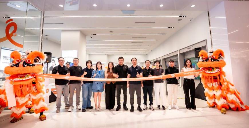 Huang (centre) and the management of Xiaomi Malaysia launching its new retail outlet at The Exchange TRX.