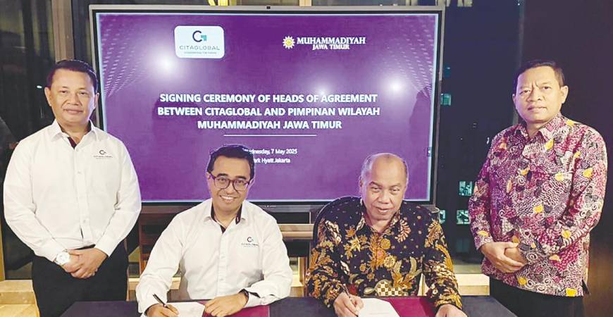 (From left) Mohamad Norza, PT Citaglobal Internasional Capital president commissioner Aimi Aizal Nasharuddin, Sukadiono and Pimpinan Wilayah Muhammadiyah Jawa Timur secretary Prof. Dr Biyanto.