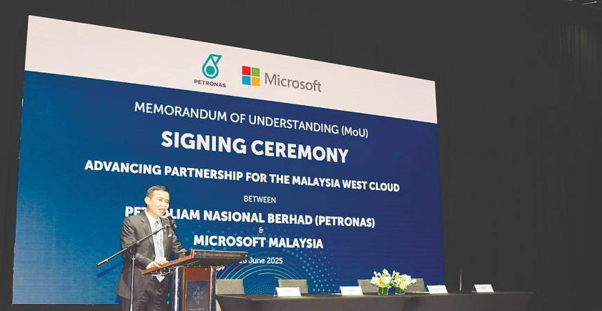 Mohd Yusri delivering his opening remarks at the MoU signing ceremony.