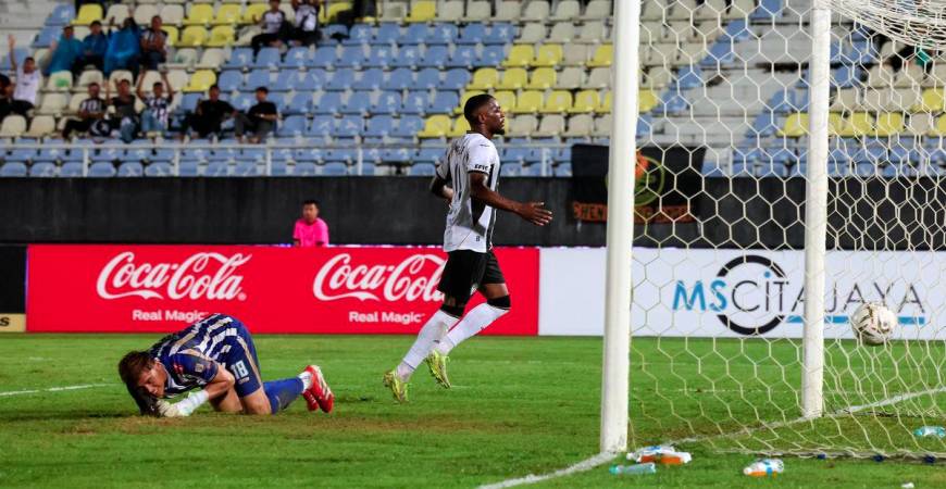 Pemain Terengganu FC (TFC) Yann Mabella meledak 'hatrik' ketika menentang Kelantan The Real Warriors FC (TRW) pada saingan Liga Super 2025/2026 di Stadium Sultan Mizan Zainal Abidin, Gong Badak - fotoBERNAMA