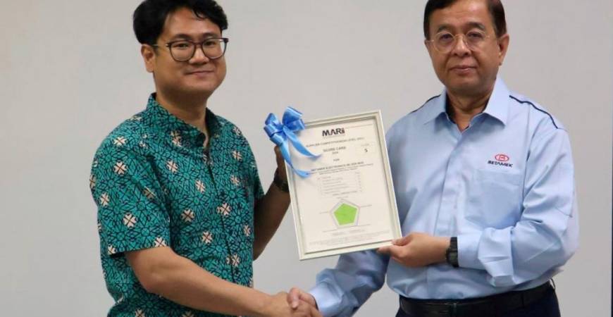 MARii CEO Azrul Reza Aziz presenting the Level 5 SCL certificate to Muhammad Fauzi.