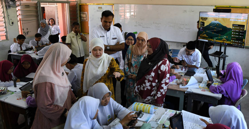 Education Minister Fadhlina Sidek visited the Anak Kita Program at Sekolah Menengah Kebangsaan Taman Widuri today. - BERNAMA