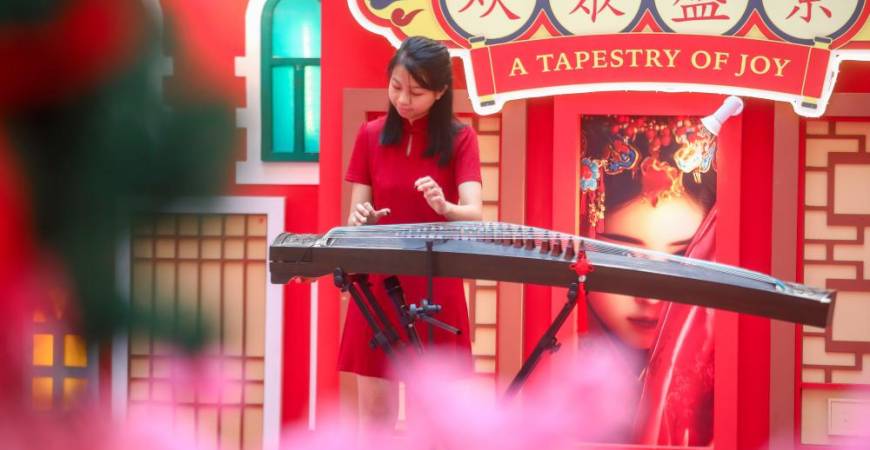 Sim playing the guzheng at the 3 Damansara mall. – ALL PICS BY AMIRUL SYAFIQ/THE SUN