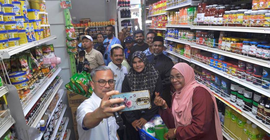 Fahmi during the visit to the mini market in Kubang Semang yesterday. – MASRY CHE ANI/THESUN