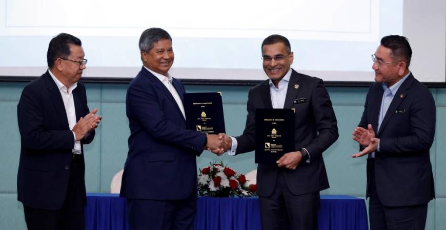 Mohammed Azman (second from right) and Saripuddin exchange MoUs at the signing ceremony between Socso and Mavcom today, witnessed by Socso deputy CEO operations Azirruan Arifin (right) and Mavcom aviation development director Jaffar Derus Ahmad. – Bernamapic