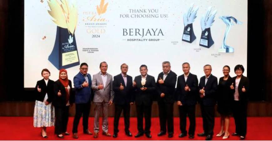 Berjaya Land Berhad Group CEO Syed Ali Shahul Hameed (centre) and Berjaya Hospitality Group general manager Pravir share a celebratory moment with the team’s management.