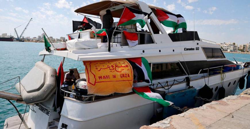 Orang ramai berkumpul di atas sebuah bot daripada flotila yang membawa bantuan ke Gaza sebelum dipintas oleh Israel, berlabuh di pelabuhan Larnaca, Cyprus pada 3 Oktober 2025. REUTERSpix