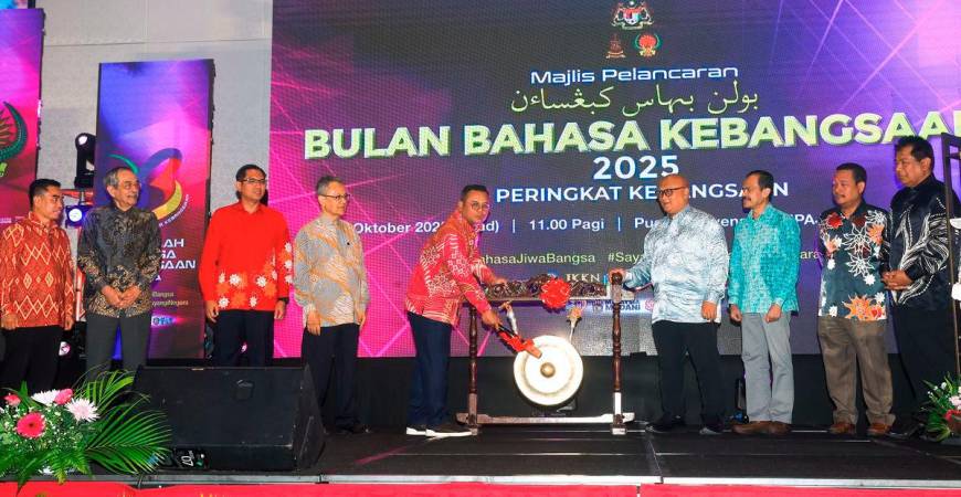 The Menteri Besar of Selangor, Datuk Seri Amirudin Shari, delivered a speech during the launch ceremony in conjunction with the 2025 National Month of Language Celebration at the MPAJ Convention Centre, Taman Melawati, today. - BERNAMA