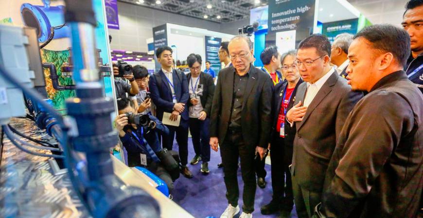 Nga being accompanied by CIS Network president Datuk Vincent Lim during a tour of the exhibits at the Urban Engineering Symposium yesterday. – Adam Amir Hamzah /theSun