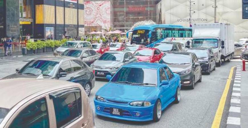 Law said commuters spend 352 minutes a day stuck in congestion in Jalan Sungai Besi, 288 minutes in Jalan Kuching, 224 minutes in Jalan Klang Lama and 234 minutes in Jalan Sultan Azlan Shah. – AMIRUL SYAFIQ/THESUN