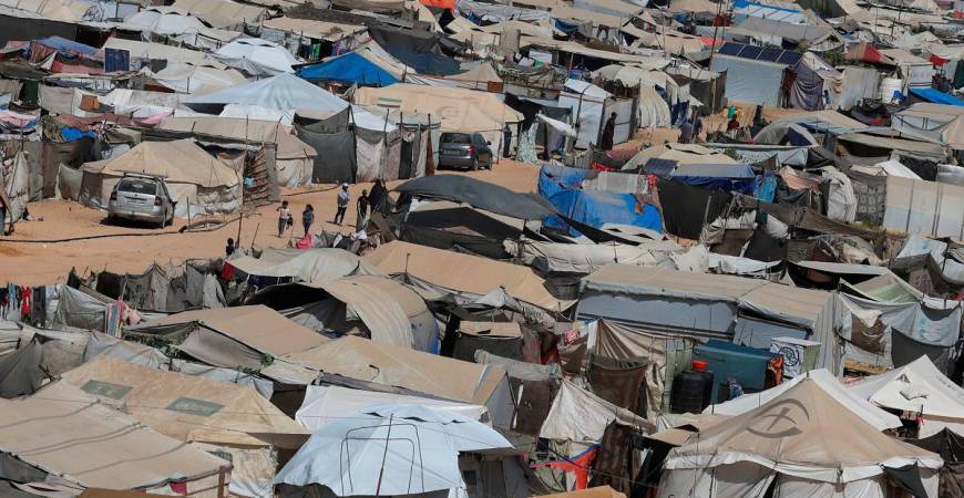 Displaced Palestinians shelter in a tent camp in Mawasi area, after Hamas agreed to release hostages and accept some other terms in a U.S. plan to end the war, in Khan Younis in the southern Gaza Strip October 4, 2025. - REUTERS/Ramadan Abed