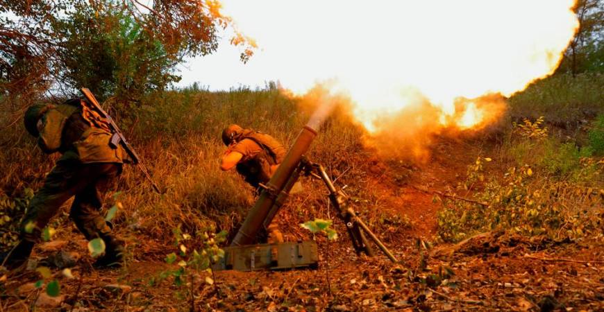 Service members of pro-Russian troops fire a mortar in the direction of Avdiivka during Russia-Ukraine conflict, outside Donetsk, Ukraine September 17, 2022. REUTERSPIX
