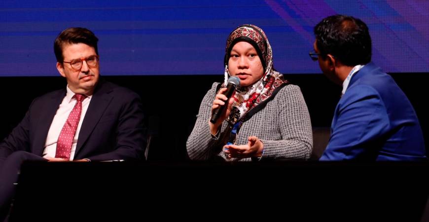Asian Development Bank head of Southeast Asia Green Finance Hub Scott Roberts (left) and Siti Safinah (centre) during a panel discussion on ‘Powering Asean Energy Transition: Connectivity, Financing and Investment’ in conjunction with the 25th Asean Energy Business Forum at the Kuala Lumpur Convention Centre yesterday. – Bernamapic