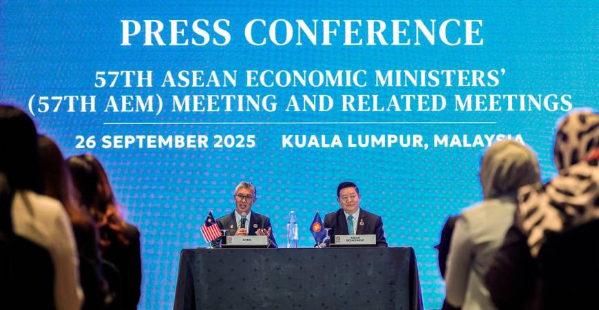 Minister of Investment, Trade and Industry Tengku Datuk Seri Zafrul Aziz (left) during the 57th AEM Meeting and Related Meetings press conference at the Malaysia International Trade and Exhibition Centre (MITEC) today. Also present ASEAN Secretary-General Dr Kao Kim Hourn (right).
