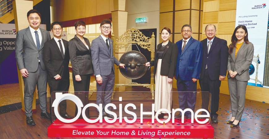 From left: Oasis Home director Chew Phai Hau, director Ho Tze-Shiang, director Tan Mui Ping, Teoh, COO Datin Tang Jing Wen and chairman Ahmad Tajudin Omar, MIDF Amanah Investment Bank director and chairman Datuk Mohd Nasir Ali and CEO Datuk Seri Nur Julie Gwee Ariff at the listing ceremony.