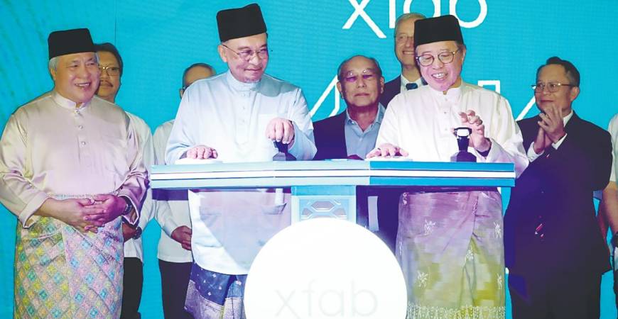 Anwar (second, left) and Abang Johari (second, right) launching X-FAB Sarawak’s RM3 billion expansion of its manufacturing facility on Friday. – Bernamapic