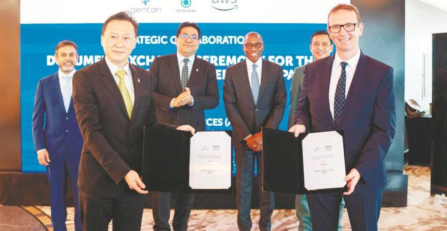 The power purchase agreement was marked by a document exchange ceremony between Gentari chief renewables officer Low Kian Min (left) and AWS managing director for Asean Jeff Johnson