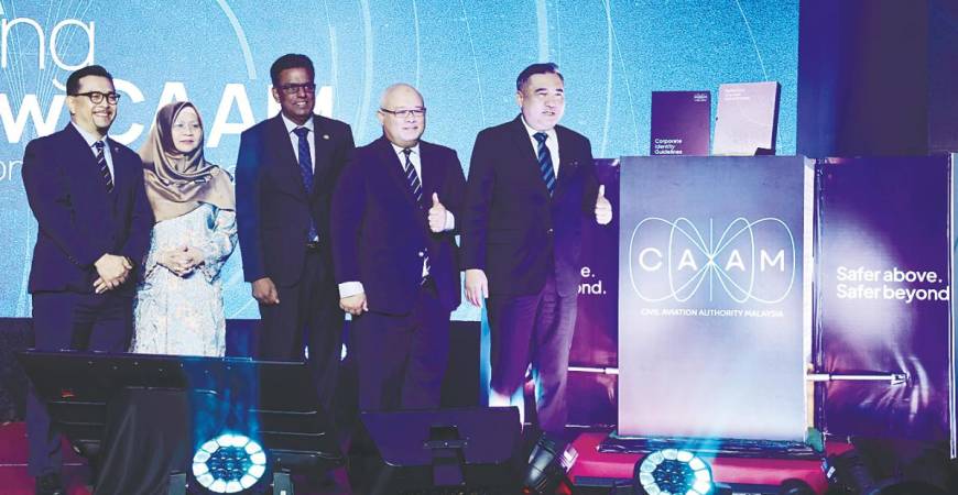 Loke launching the new corporate identity of the Civil Aviation Authority of Malaysia. With him are (from left) Norazman, Transport Ministry deputy secretary-general (policy) Datuk Normah Osman, Transport Ministry secretary-general Datuk Seri Jana Santhiran Muniayan and CAAM chairman Datuk Mohamed Sharil Tarmizi. – Bernamapic