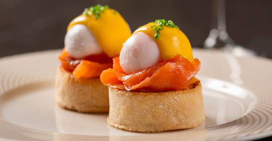 Eggs Royale – Muffin, salmon, poached eggs, Hollandaise sauce