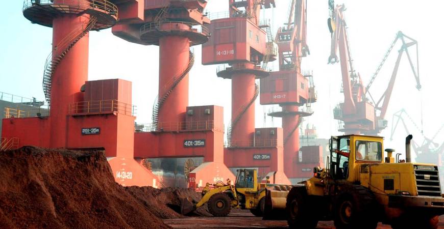 Pekerja mengangkut tanah yang mengandungi unsur nadir bumi untuk dieksport di sebuah pelabuhan di Lianyungang, wilayah Jiangsu, China. REUTERS