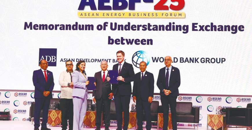 Fadillah (centre) witnessing the MoU exchange between Wicklein (third, right) and World Bank practice manager Claudia Inez Vasquesz Suarez (third, left) at the Asean Energy Business Forum. – Bernamapic