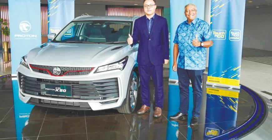 Praba and Zhang posing with the X50.