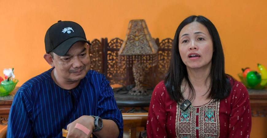 Timbalan Menteri Komunikasi, Teo Nie Ching menziarahi anggota Kumpulan Nico G, Mohd Shah Rosli, 50, atau dikenali sebagai Dino pada Program Ziarah MADANI di Kampung Baru hari ini - BERNAMA
