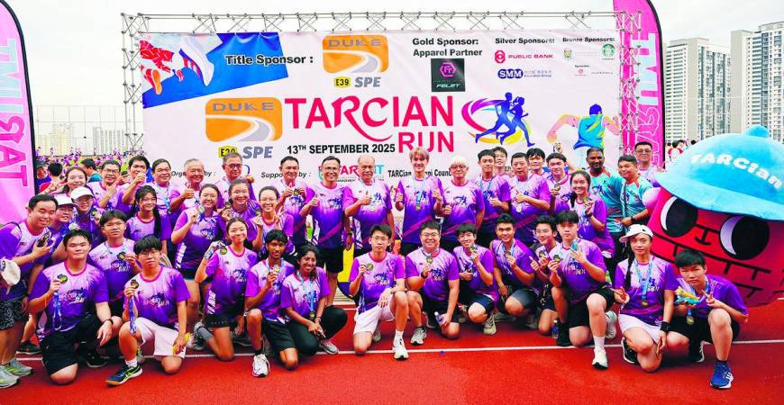 TARCian community of alumni, staff, and students on TAR UMT Arena’s rooftop track and field after completing TARCian Run 2025.