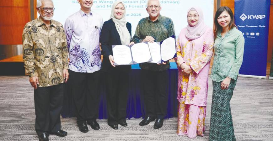 Nik Amlizan and Shah Redza posing with the MoU documents.