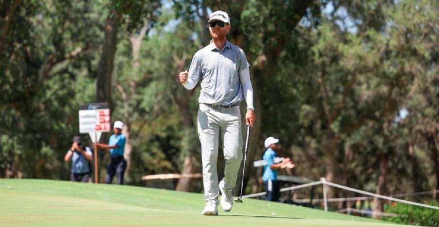 Scott Vincent winning putt on the 18th Green. – Steve Bardens / Asian Tour