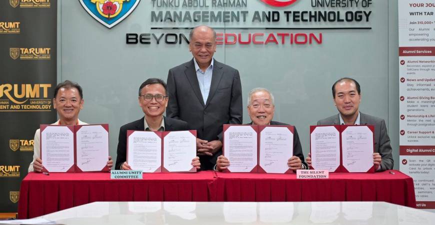 (From left) Adrian Yeo, TAR UMT Alumni Unity Committee, Prof Dato’ Indera Dr Lee Sze Wei, President of TAR UMT, Tan Sri Chan Kong Choy and Teng Ngiek Lian and Matthew Teng, CEO of The Silent Foundation at the launch ceremony of the “Silent TAR UMT Fund”