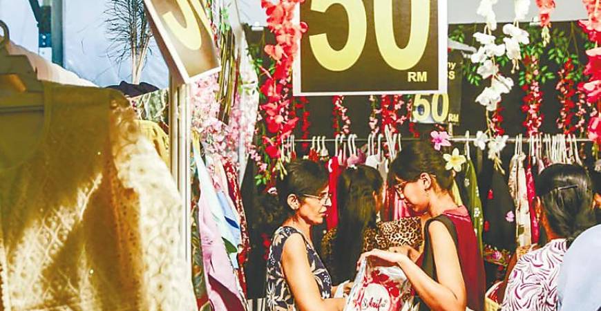 Visitors browsing through jewellery and accessories at the Deepavali Carnival in Bukit Jalil ahead of the festival. – ADAM AMIR HAMZAH/THESUN