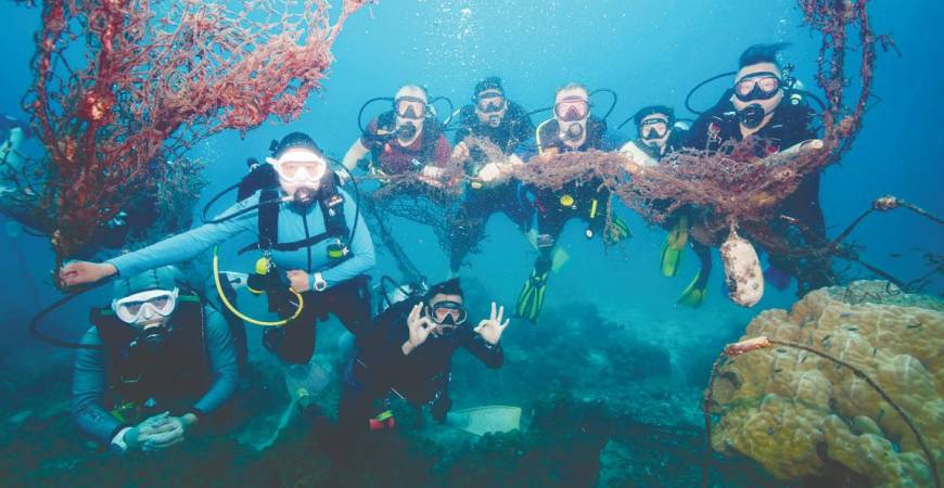 Nestle Malaysia volunteers, UMT and APMM removed ghost nets from the ocean floor to help restore marine habitats and protect coral reefs from damage.
