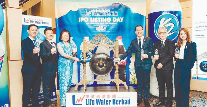 From left: Life Water senior director Tan Hwong Kuen, senior executive director Lim Young Piau, executive director Chin Lee Ling, Liaw, chairman Datuk Petrus Gimbad, and financial controller Christina Yap at the listing ceremony.