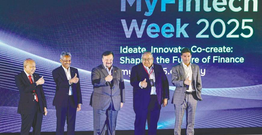Amir Hamzah (centre) and (from left) Asian Institute of Chartered Bankers chairman Tan Sri Azman Hashim, Bank Negara Malaysia governor Datuk Seri Abdul Rasheed Ghaffour, Securities Commission Malaysia executive chairman Datuk Mohammad Faiz Azmi and Fintech Association of Malaysia president Anil Singh Gill during a group photo after the launch of MyFintech Week 2025 at Sasana Kijang today. – Bernamapic