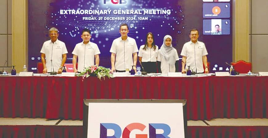 From left: Independent non-executive director Tan Sri Mohd Shukor Mahfar, group executive director Datuk Seri Godwin Tan Pei Poh, Edwin Tan, executive director Leong Siew Foong, company secretary Solehah Adam and senior independent non-executive director Tee Boon Hin after Paragon Globe’s EGM in Johor Bahru on Friday.