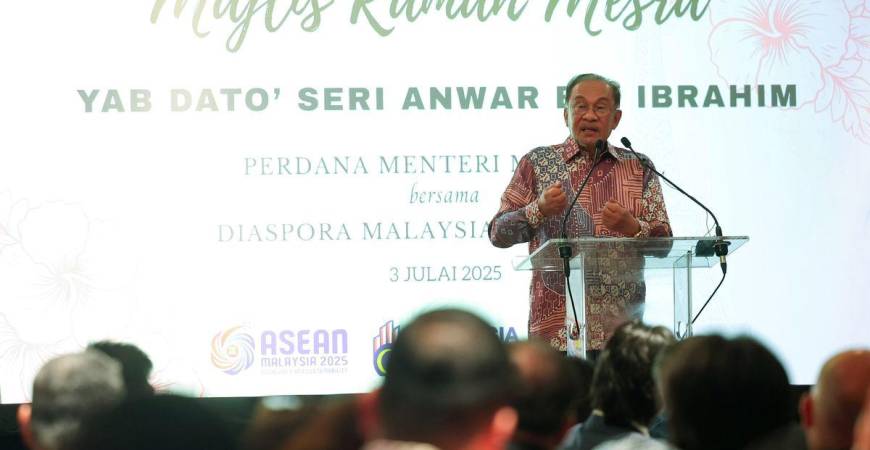Perdana Menteri Datuk Seri Anwar Ibrahim berucap pada Majlis Ramah Mesra Bersama Diaspora malam ini sempena lawatan dua hari beliau ke Perancis. - fotoBERNAMA