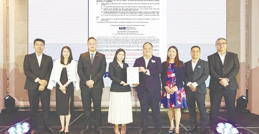 Liaw (fourth from right), directors and senior management team of Saliran Group at the launch of the company’s IPO prospectus today.