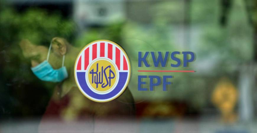 People queue to the headquarters EPF at Jalan Raja Laut for checking on Economic Stimulus Package during Movement Control Order in Covid-19 situation . Zahid Izzani/TheSun