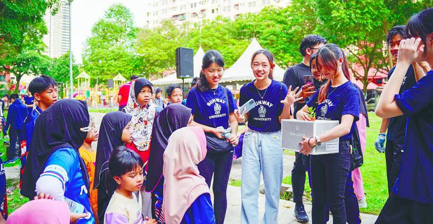 Sunway students have gained considerable insights by working with the B-40 community at Desa Mentari. Mahendhiran (second left) with Sibrandes (third left) sharing insightswith the children at a student engagement session.