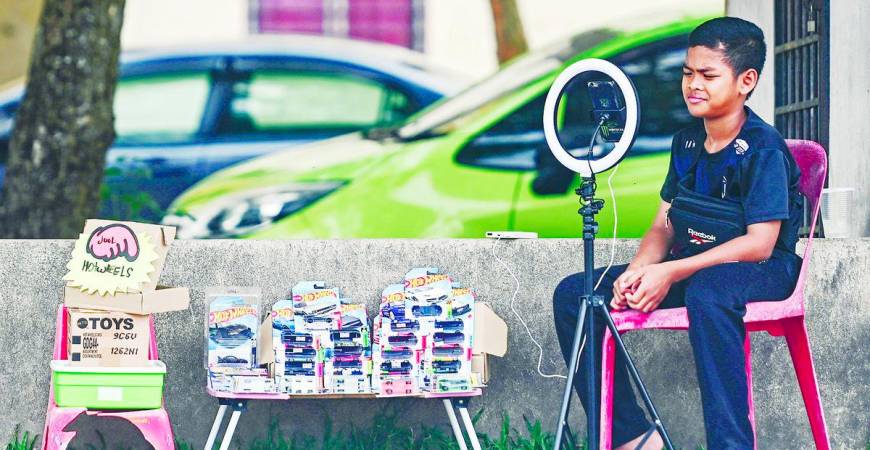 While teenagers master TikTok and digital natives switch between multiple platforms, many older adults struggle just to get online. – BERNAMAPIX