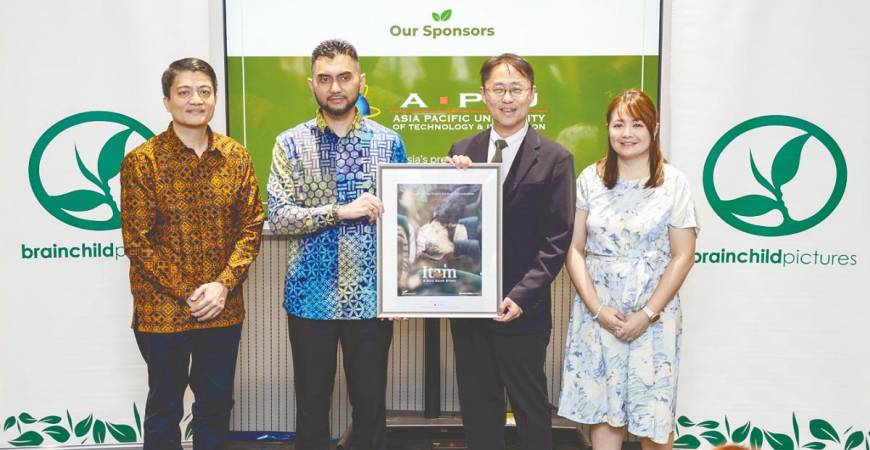 Deputy Minister Khairul, (second from left) hands over framed commemorative poster of Itam, to Dr Ho. Also present, filmmaker and director Tan, (first left) and Head of SoMAD, Debbie Liew.