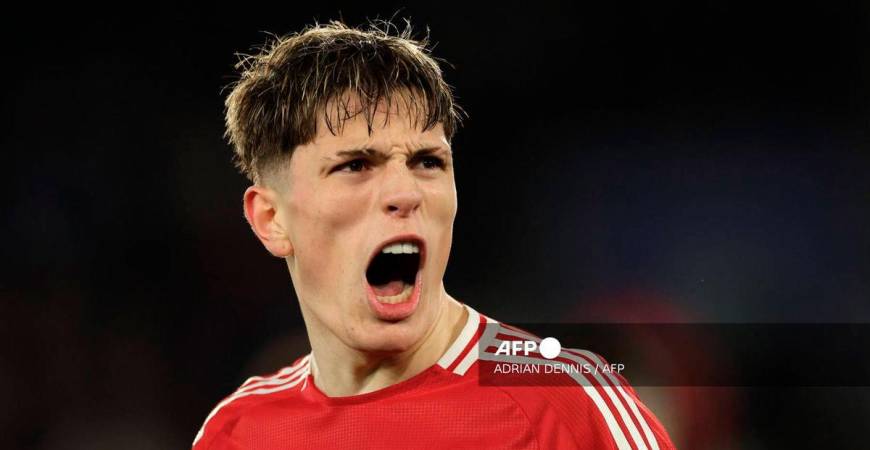 Manchester United's Argentinian midfielder #17 Alejandro Garnacho celebrates after scoring their second goal during the English Premier League football match between Leicester City and Manchester United at King Power Stadium in Leicester, central England on March 16, 2025. - AFP