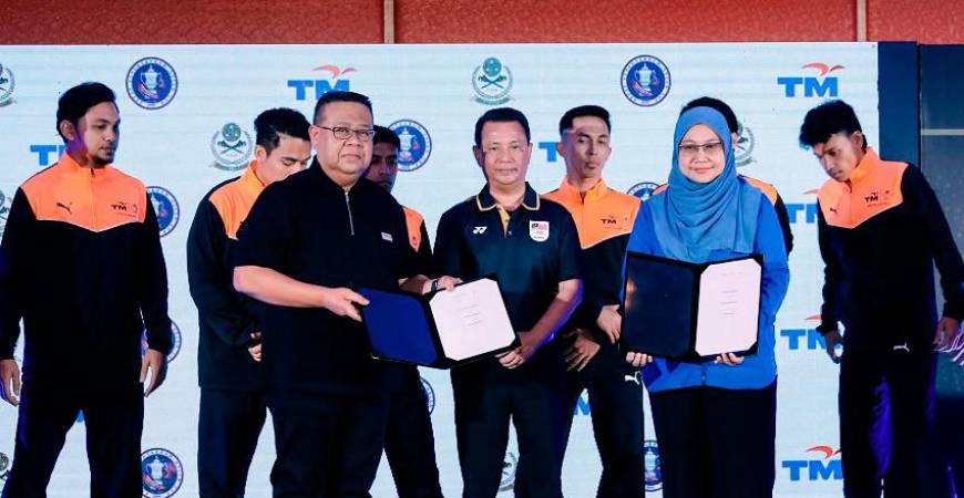 Official exchange of partnership documents, represented by Cik Nor Fadhilah Mohd Ali, Chief Corporate Officer of TM and Dato’ Mohd Sumali Reduan, President of Persatuan Sepaktakraw Malaysia (PSM), witnessed by Tan Sri Dato’ Sri (Dr.) Mohamad Norza Zakaria, President of the Olympic Council of Malaysia (OCM)